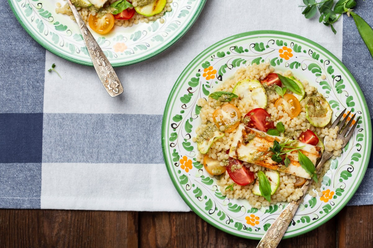 Pasta salad with halloumi on a plate.
